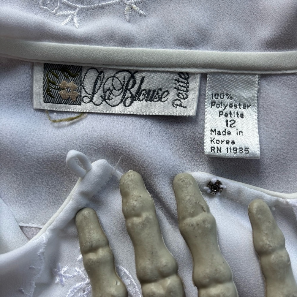๐ SOLD ๐ Vintage 80s Sheer White Pleated Lace Loop Collar Short Sleeve Blouse M - Picture 8 of 9